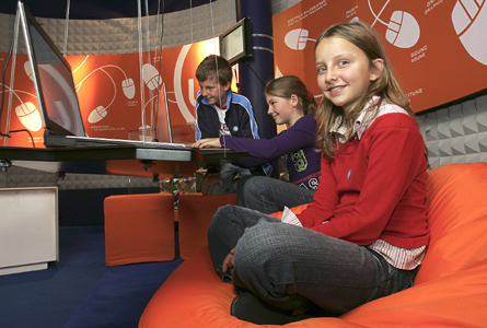 CE_2005_u19exhib_006_g